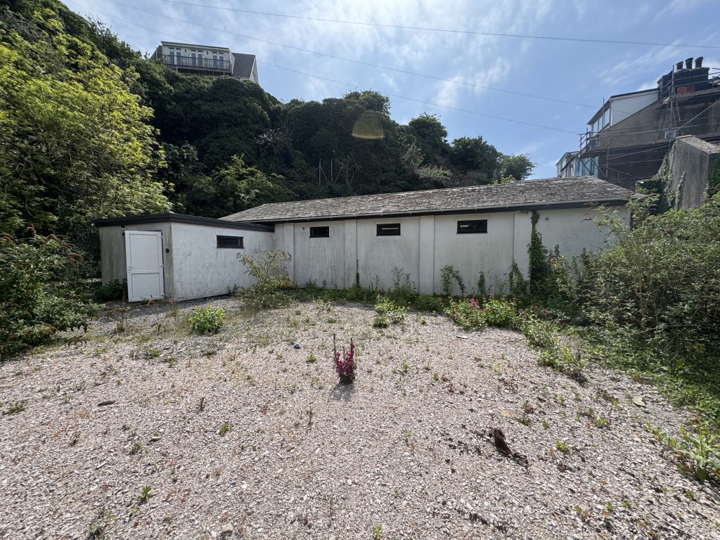 Lot: 84 - DETACHED COMMERCIAL UNIT ON GOOD SIZE PLOT WITH POTENTIAL - View of building
